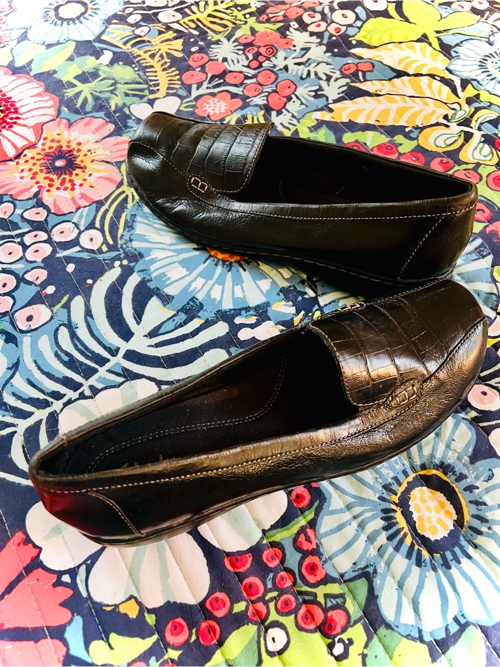 Clarks Bendable Women’s Black Leather Slip-On Crocodile Loafers